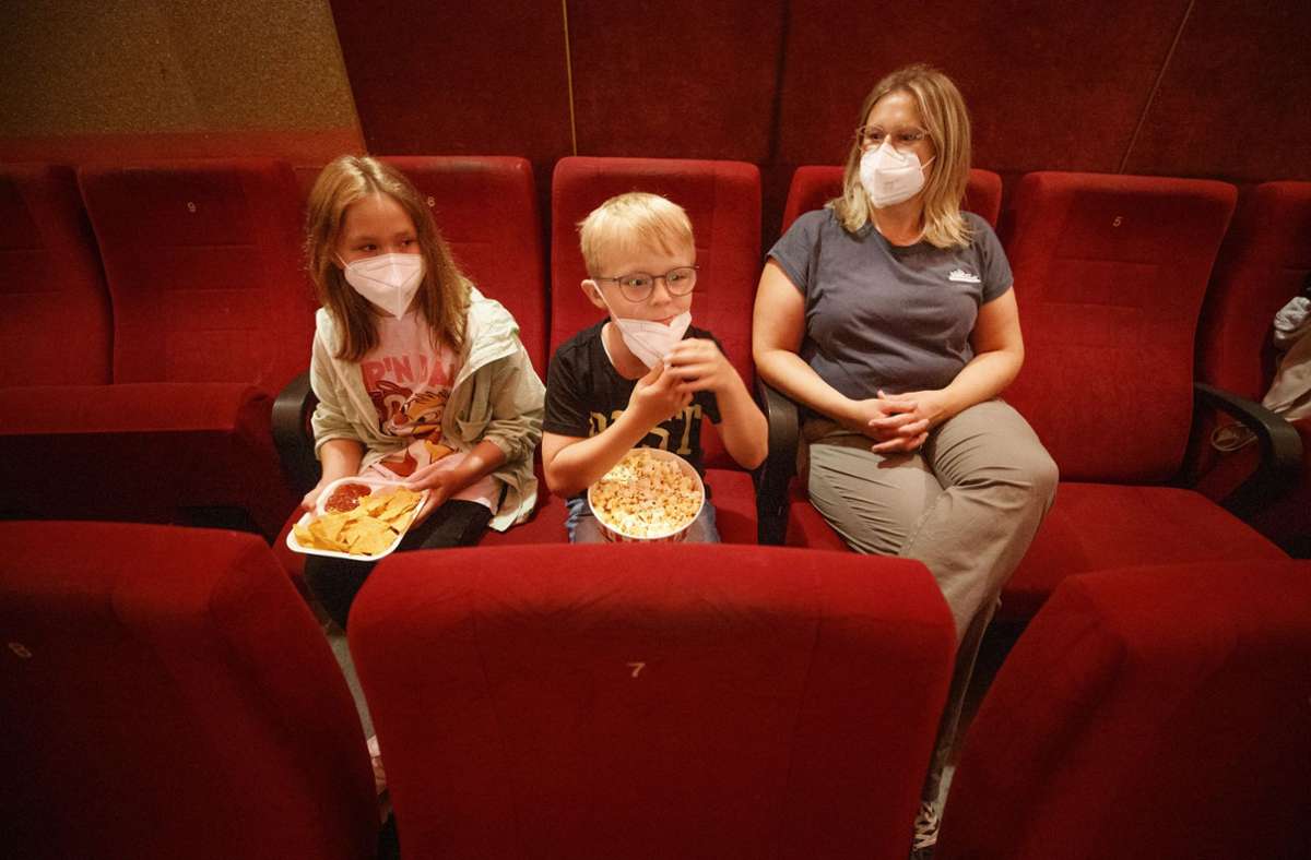 Endlich wieder Kino – eine Familie genießt die erste Vorstellung nach langer Zeit im Backnanger Universum. Foto: Gottfried Stoppel