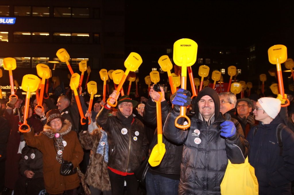 Mit Weiterbauen-Schaufeln bekräftigten die Befürworter von Stuttgart 21 am Donnerstagabend auf dem Kleinen Schlossplatz ihre Unterstützung für das Bahnprojekt. Foto: Vogt