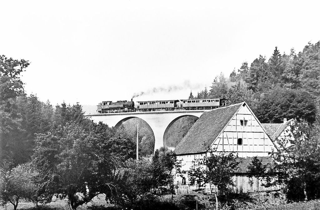 Die Siebenmühlentalbahn auf dem Viadukt bei der Mäulesmühle