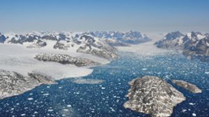 Auslaufende Gletscher kalben Eisberge in die Gewässer des Mogens Heinesen Fjords, Südwestgrönland. Der schmelzende Eisschild Grönlands hat den weltweiten Meeresspiegel seit 1992 bereits um 10,6 Millimeter steigen lassen. Foto: Benoit Lecavalier/dpa