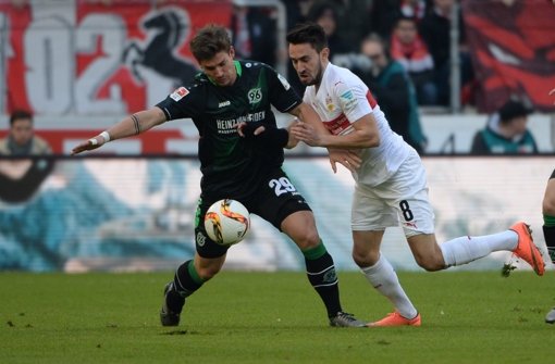 Hannovers Oliver Sorg (l.) im Zweikampf mit Stuttgarts Lukas Rupp vom VfB Stuttgart. Foto: dpa