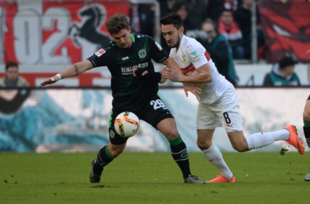 Hannovers Oliver Sorg (l.) im Zweikampf mit Stuttgarts Lukas Rupp vom VfB Stuttgart.