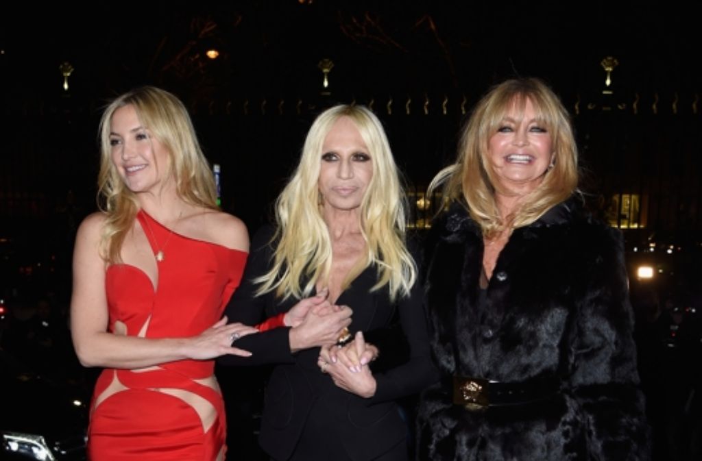 Designerin Donatella Versace (Mitte) mit Kate Hudson und deren Mutter Goldie Hawn (rechts)