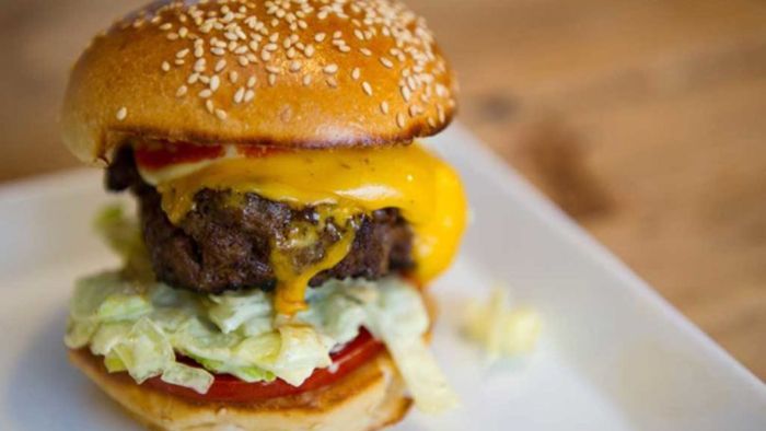 Stuttgarts bestes Lieferlokal bringt Burger nach Hause