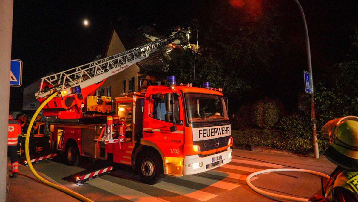 Feuerwehr in Neuffen: Dämmung von Dachstuhl brennt