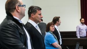 Der Angeklagte Wilfried W. (links) und sein Anwalt Detlef Binder (Mitte), sowie die Angeklagte Angelika W. im Mai dieses Jahres im Landgericht Paderborn. Foto: dpa
