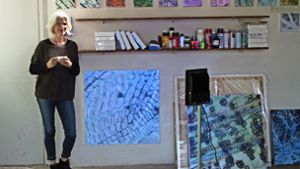 Eine Garage dient Tanja Selten als Atelier, in dem sie mit fluoreszierenden Farben und Schwarzlicht experimentiert. Foto: Sabine Schwieder