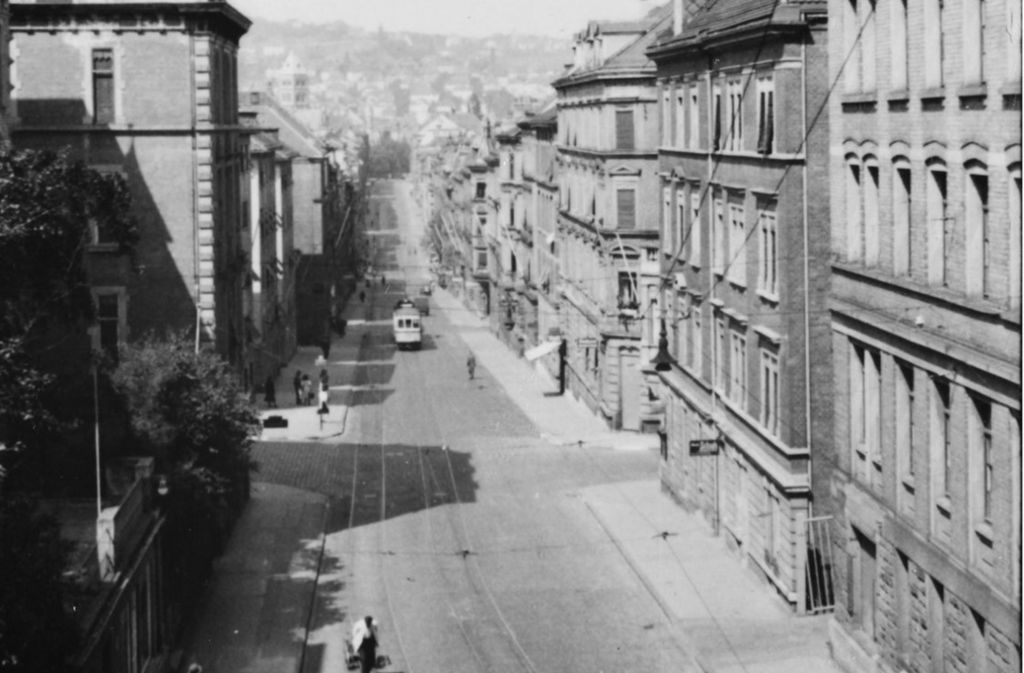 Der Blick oberhalb des Schwabtunnels in Richtung Bismarckplatz. In der folgenden Bildergalerie nehmen wir Sie mit auf einen Spaziergang durch die Schwabstraße 1942.