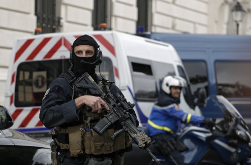Unter großen Sicherheitsvorkehrungen wurde der mutmaßliche Islamist Salah Abdeslam vernommen. Foto: AP