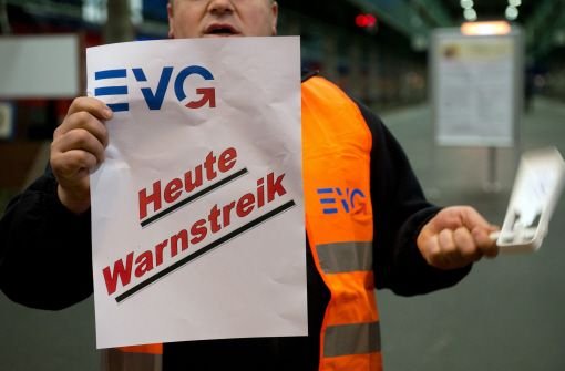 Die EVG droht der Deutschen Bahn mit Warnstreiks. Foto: dpa