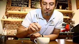 Sebastiano Pilu verziert in seinem Café in Waiblingen einen Cappuccino. Foto: STZN/Weingand