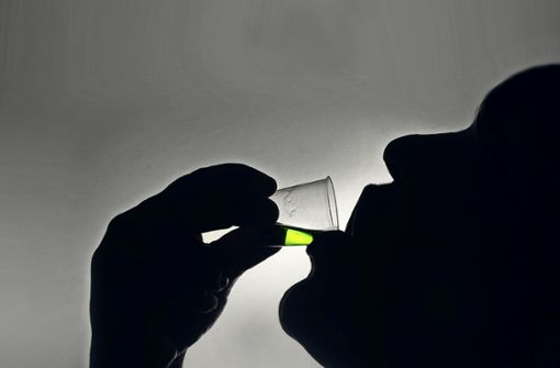 Um den Heroinhunger zu stillen, bekommen die Patienten in den Abgabestellen einen Cocktail aus Apfelsaft und 15 Milliliter Methadon serviert. Foto: dpa