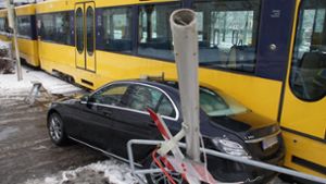 Der Mercedes ist zwischen Ampelmast und Stadtbahn eingeklemmt worden. Foto: Andreas Rosar Fotoagentur-Stuttg