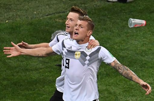 Zwei Freistoß-Künstler unter sich: Marco Reus (li.) und Toni Kroos feiern das 2:1 der deutschen Mannschaft gegen Schweden. Foto: dpa