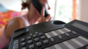 Minutenlanges Warten am Telefon, bis man mit dem nächsten freien Mitarbeiter verbunden wird - bei vielen Callcentern gehören Warteschleifen dazu. Foto: dpa