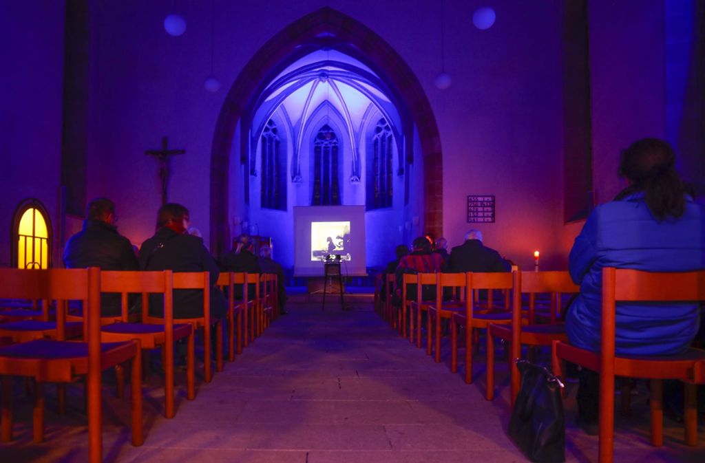 Es ward Licht in der Stadtkirche. Das Foto zeigt eine Lichtinstallation von Vera Reschke.