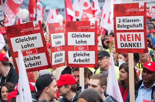 Demonstranten nehmen im April in München an einer DGB-Kundgebung gegen Missbrauch von Leiharbeit und Werkverträgen teil. Foto: dpa