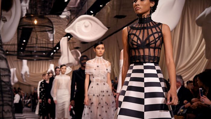 Dior überzeugt mit surrealistischer Modekreation