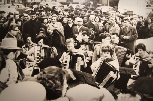 Umdrängt vom französischen Publikum: Die jungen Musiker vom Harmonikaspielring beim ersten Montbéliard-Besuch 1959. Foto: privat