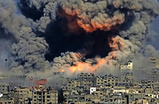Dunkler Rauch am Himmel über dem Gazastreifen: Am 29. Juli werden bei israelischen Luftangriffen in Gaza-Stadt nach palästinensischen Angaben 16 Menschen getötet. Foto: dpa