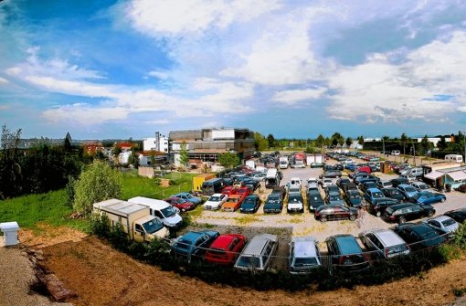 Derzeit bietet ein Autohändler auf dem Grundstück in dem Plieninger Gewerbegebiet Gebrauchtwagen feil. Die Frage ist, wie lange noch. Foto: Archiv Achim Zweygarth