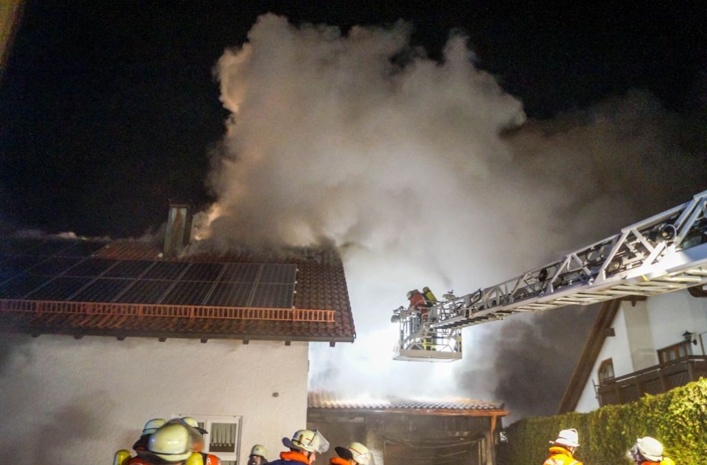 Ein Großbrand in Kaisersbach hat am Montagabend die Feuerwehr in Kaisersbach in Atem gehalten.