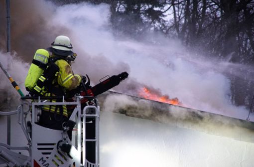 Als die Rettungskräfte eintrafen, schlugen die Flammen schon aus dem Dach. Foto: SDMG