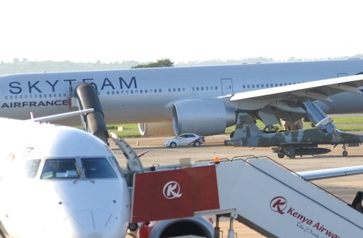 Die Air-France-Maschine (Hintergrund) war auf dem Flughafen in Mombasa gelandet. Foto: AP