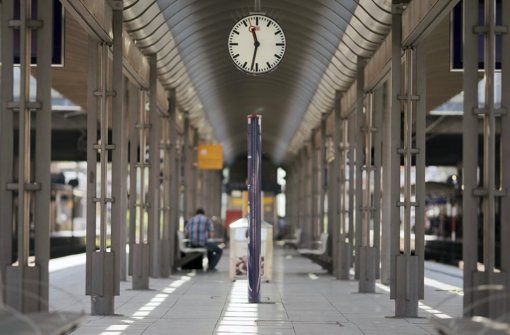 Das Chaos am Mainzer Hauptbahnhof hat offenbar personelle Konsequenzen bei der Deutschen Bahn: Der Vorstand Produktion der DB Netz AG, Hansjörg Hess, wird von seinen Aufgaben entbunden, heißt es. Foto: dpa