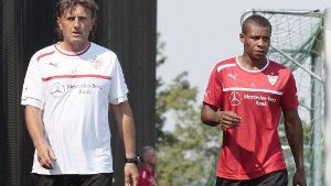 Johan Audel (rechts), das Sorgenkind des VfB Stuttgart, trainierte in Donaueschingen mit Physiotherapeut Gerhard Wörn individuell. Foto: Pressefoto Baumann