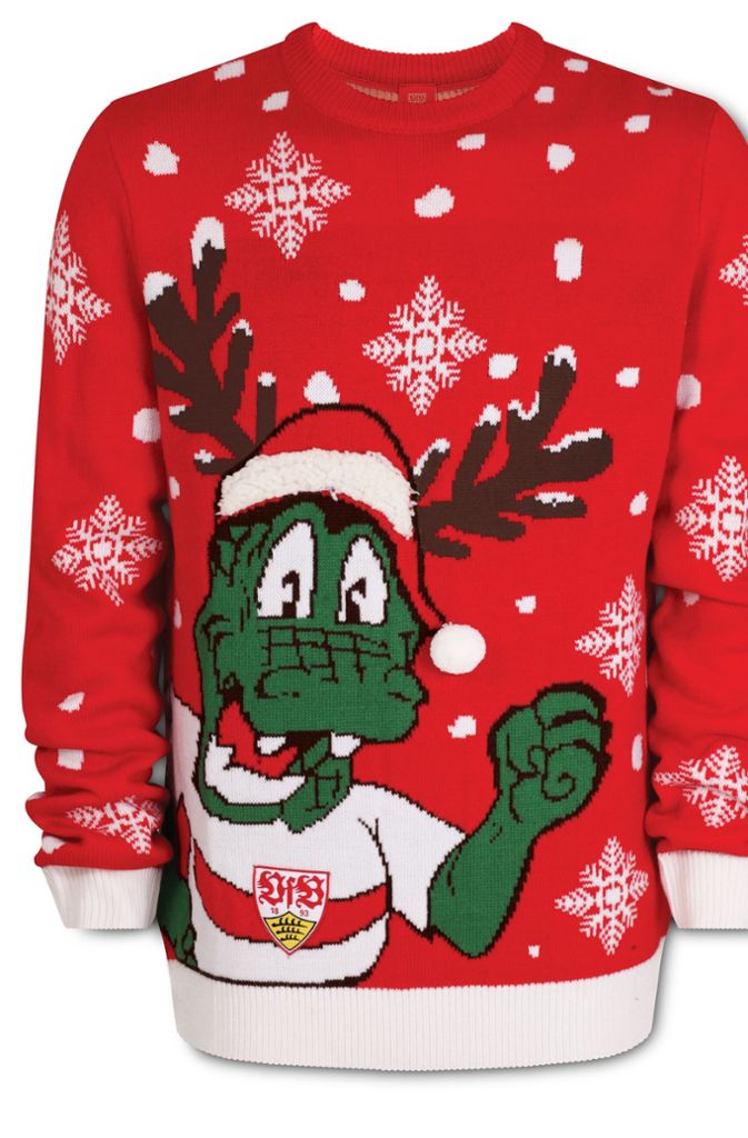 Beim VfB Stuttgart weihnachtet es dieses Jahr sehr. Mittelpunkt des Christmas Sweater ist natürlich Maskottchen „Fritzle“, dem passend zur Jahreszeit eine Rentier-Weihnachtsmütze aufgezogen wurde. Schneeflocken runden den Pullover ab.