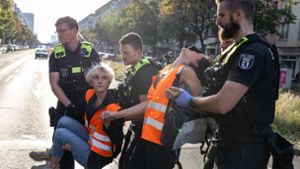 „Schmerzgriffe“ bei Demos: Debatte um hartes Vorgehen der Polizei