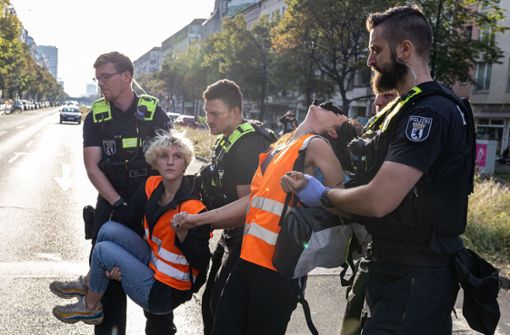 Ist das Vorgehen der Berliner Polizei gegen Klimakleber zu hart? Foto: dpa/Hannes P Albert