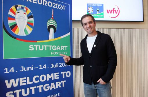 Turnierdirektor Philipp Lahm vor dem Plakat Stuttgarts Foto: Imago//Herbert Rudel