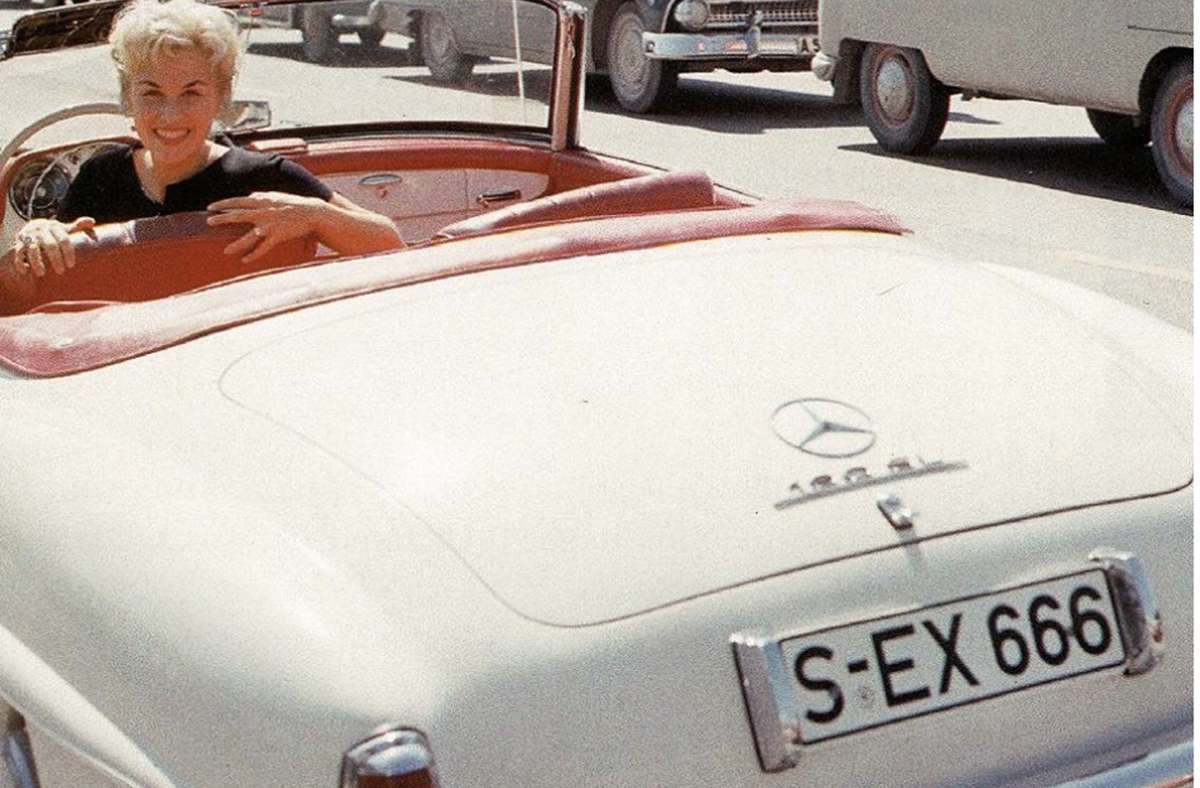 1958 bekam die   Sängerin Bibi Johns  von Mercedes einen  190  SL mit besonderem Kennzeichen  geschenkt. Foto: Mercedes