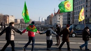 Atomkraftgegner haben vor zwei Wochen (26. Februar) in Berlin eine Menschenkette gebildet.  Foto: dpa
