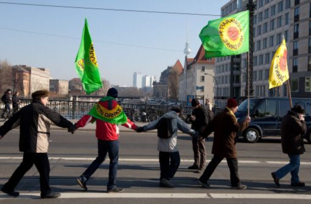 Atomkraftgegner haben vor zwei Wochen (26. Februar) in Berlin eine Menschenkette gebildet.  Foto: dpa