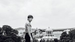 In Stuttgart zu Hause, in der Welt des Balletts ein Star: Der Tänzer Friedemann Vogel mit Blick auf seine Heimatstadt. Foto: SWR/Youn Sik Kim