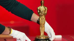Eine Oscar-Statue wird im Haus der Geschichte anlässlich der Ausstellung über Carl Laemmle aufgestellt Foto: dpa