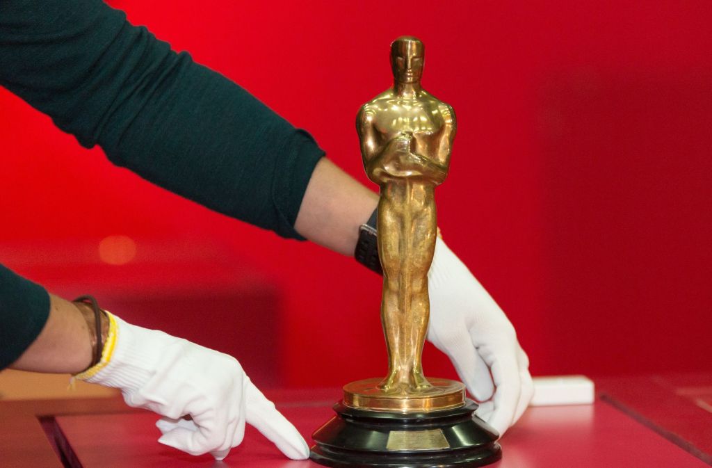 Eine Oscar-Statue wird im Haus der Geschichte anlässlich der Ausstellung über Carl Laemmle aufgestellt Foto: dpa
