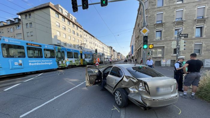 Stuttgart-Ost: Unfall zwischen Auto und Stadtbahn fordert 25.000 Euro Schaden