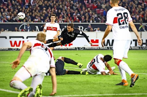 Die VfB-Profis sind zurzeit oft einen Schritt zu spät  – hier köpft Nikolai Müller (Mitte) zum 3:0-Endstand  für die klar überlegene Eintracht aus Frankfurt ein. Foto: Getty