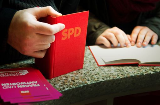 Das SPD-Parteibuch ist relativ leicht erhältlich – dieser Umstand  könnte das Ergebnis der Mitgliederabstimmung beeinflussen. Foto: dpa