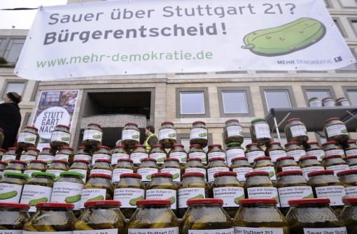 Kreativer Protest: Gurkengläser stehen am Montag bei einer Aktion gegen das Bahnprojekt Stuttgart 21 unter dem Motto Sauer über Stuttgart 21 vor dem Rathaus in Stuttgart.  Foto: apn