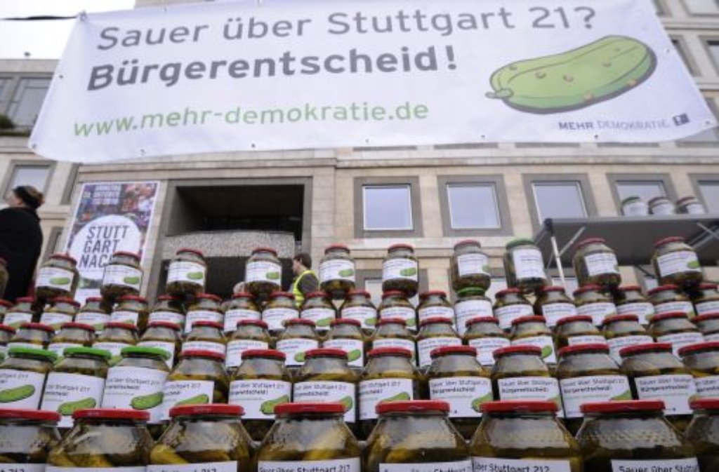 Kreativer Protest: Gurkengläser stehen am Montag bei einer Aktion gegen das Bahnprojekt Stuttgart 21 unter dem Motto Sauer über Stuttgart 21 vor dem Rathaus in Stuttgart.  Foto: apn