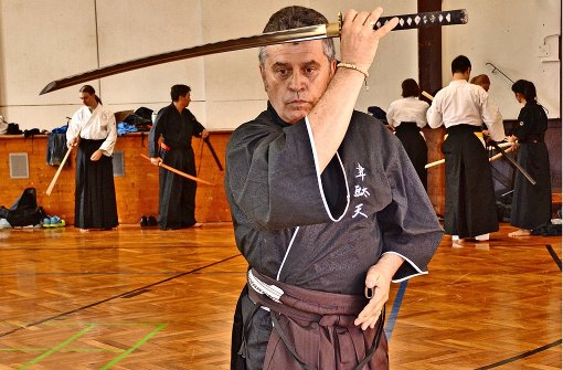 Francisco Royo schwingt sein japanisches Übungsschwert. Foto: Fatma Tetik