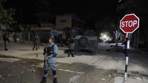 Sicherheitskräfte haben das Gelände rund um das Hotel in Kabul abgesperrt. Foto: dpa