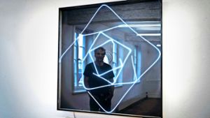 Sebastian Hempel spiegelt sich in seiner eigenen Installation. Foto: Gottfried Stoppel