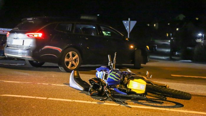 Autofahrer übersieht Biker – 19-Jähriger schwer verletzt