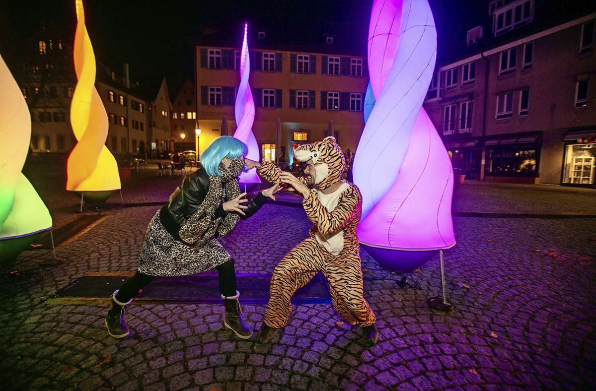 Am Hafenmarkt, am Athleteneck und am Postmichelbrunnen waren die Plätze zur Halloween-Nacht illuminiert. Ei Werkt von Künstler Peter Grotz. Er sorgt seit Jahren für die Lichtillumination bei „ES funktelt“.